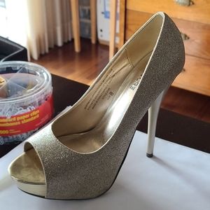 Size 8 gold platform pump
